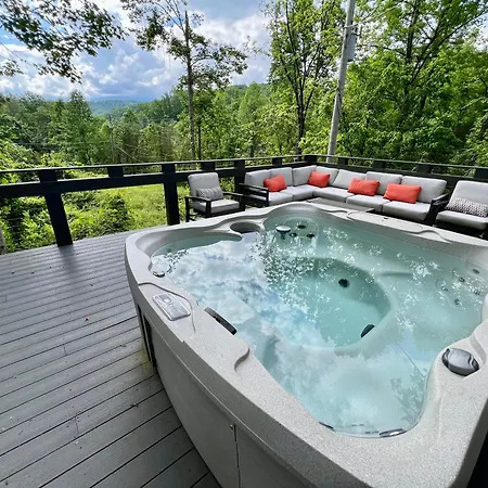 Experience Luxury At Smoky Mountain Hideaway, Just 5 Miles From Downtown Gatlinburg Villa